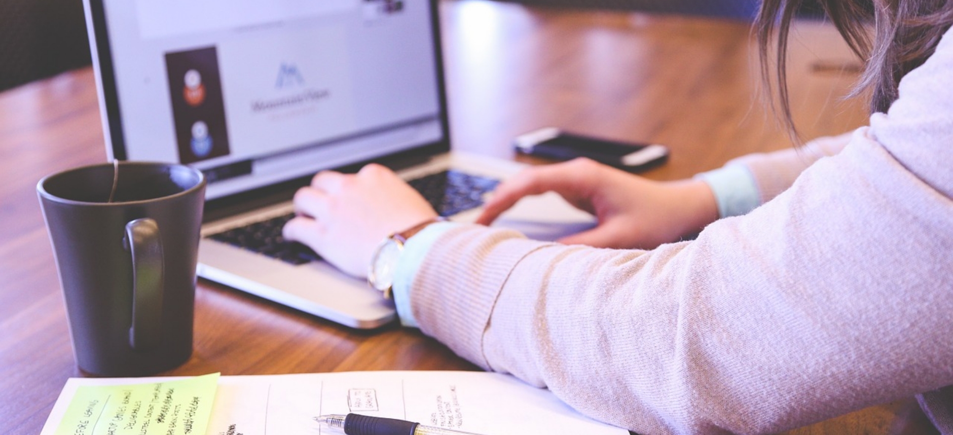 パソコンで仕事をする人