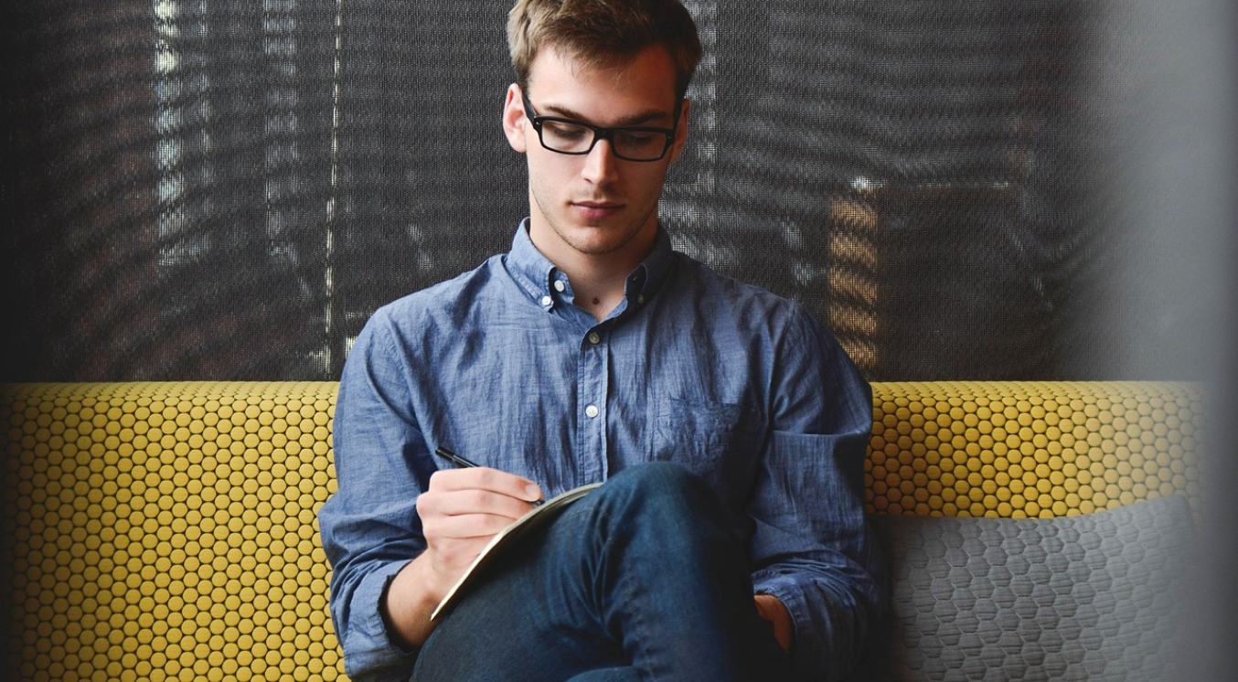 仕事をする男性